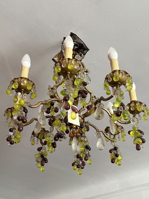 un lustre d'où pendent des grappes de raisin au plafond
