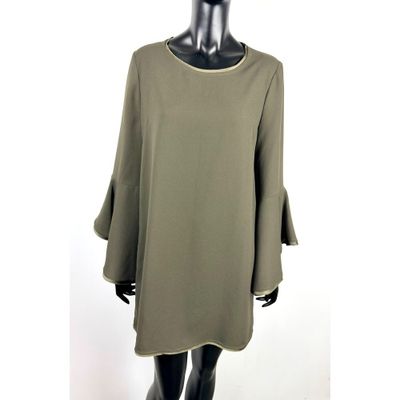 une photo d'un mannequin portant une robe à manches cloche
