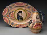 une assiette sur laquelle figure l'image d'un homme, à côté d'un vase