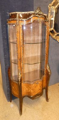 une vitrine avec un miroir et un miroir accroché au mur
