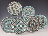 plusieurs assiettes décoratives ornées de motifs sur un fond blanc