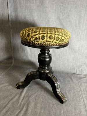 une photo d'un tabouret sur lequel est posé un coussin à imprimé léopard