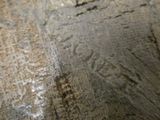 un gros plan sur un morceau de bois rayé
