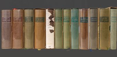 de nombreux livres alignés sur une étagère