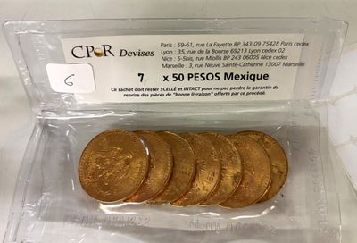 un paquet de pièces d'or dans un récipient en plastique