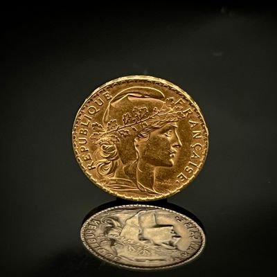 une image représentant une pièce d'or posée sur une surface noire