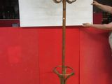 un homme debout à côté d'un porte-manteau