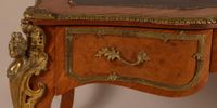 Bureau plat de forme galbée, en bois de placage marqueté. (photo 6)