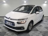 la citrole blanche est garee sur un carrelage en damier