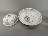 paire de bols en porcelaine avec couvercle, représentant un homme et une femme dans un jardin