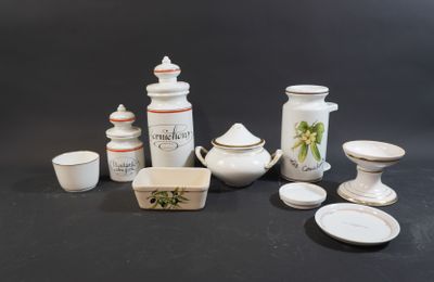 beaucoup d'objets blancs et rouges posés sur une table noire