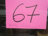 un panneau rose sur lequel figure le chiffre six