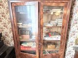 un grand meuble en bois avec des portes en verre dans une pièce
