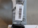 une boîte contenant une paire d'écouteurs noirs