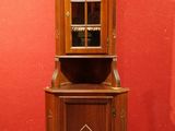 un meuble en bois surmonté d'une porte en verre