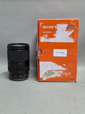 une boîte contenant un objectif d'appareil photo et une boîte contenant un objectif d'appareil photo