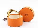 un gros plan sur une boîte orange contenant une bague