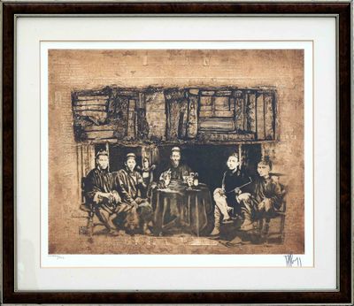 une vieille photo montrant un groupe d'hommes assis autour d'une table