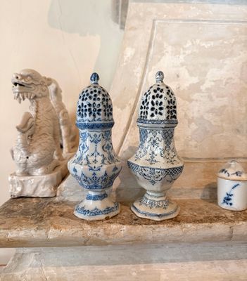 trois vases bleus et blancs posés sur une table