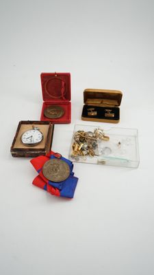 Une montre gousset SAM fabrication LIP, une médaille en bron… - Photo 1