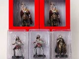quatre figurines de chevaliers dans une boîte rouge posée sur un fond blanc