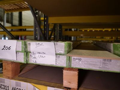 une pile de cartons posée sur une palette dans un entrepôt