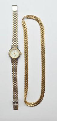 une montre en or et une chaîne en or sur fond blanc