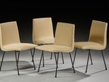 quatre chaises beiges avec des pieds noirs et un piètement noir