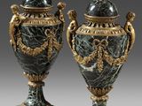 paire d'urnes en marbre vert rehaussées de touches dorées, posées sur des socles en marbre
