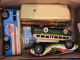 une boîte en carton remplie de petites voitures et d'autres jouets
