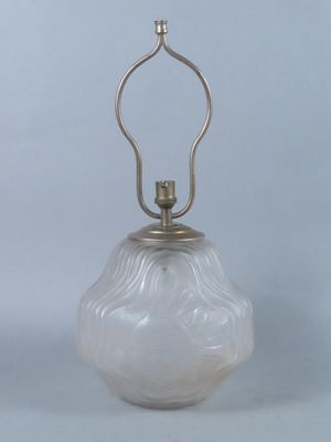 une image représentant une lampe en verre blanc munie d'une poignée en métal