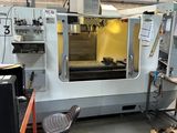 une machine qui se trouve dans une pièce avec de nombreux outils