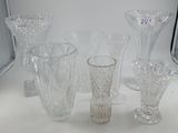 beaucoup de vases en verre posés sur une table