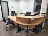 une photo d'un bureau dans un bureau, sur lequel se trouve un ordinateur