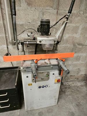 une machine qui se trouve dans le coin d'une pièce
