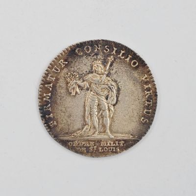 Gros plan sur une pièce de monnaie ornée d'une statue