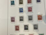 une photo d'une photo d'une collection de timbres exposée