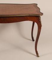Table basse galbée toutes faces, en bois de placage et marqu… (photo 2)