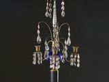 un gros plan d'un lustre en verre bleu posé sur une table