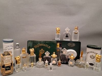 de nombreux types différents de flacons et de récipients de parfum sur la table