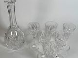 beaucoup de verres à vin et une carafe sur la table
