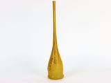 vase en verre jaune à longue tige sur fond blanc