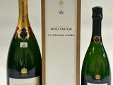 deux bouteilles de champagne devant un carton