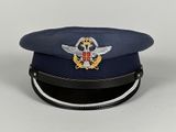 casquette d'officier de marine avec des insignes sur le dessus