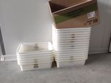 de nombreux cartons empilés sur le sol