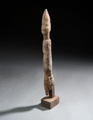 une image représentant une statue d'une personne debout sur un socle en bois