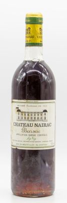 une bouteille de vin posée sur une table