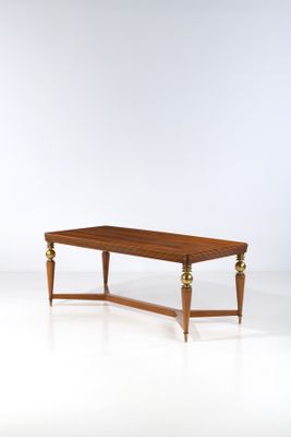 une photo d'une table basse avec un plateau en bois posée sur un sol blanc