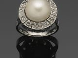 une bague en perles de culture et diamants