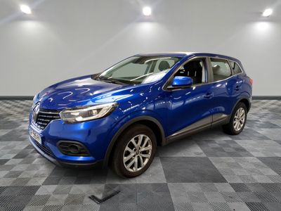 un 4x4 bleu garé dans un garage au sol en damier